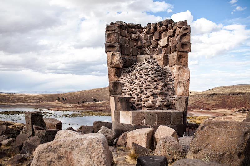 Can you recommend a tour to visit Sillustani