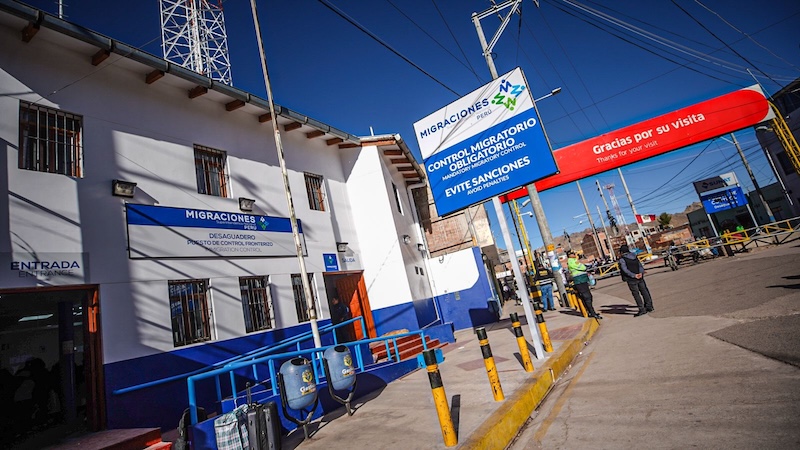 How can I travel from Cusco or La Paz to Lake Titicaca 